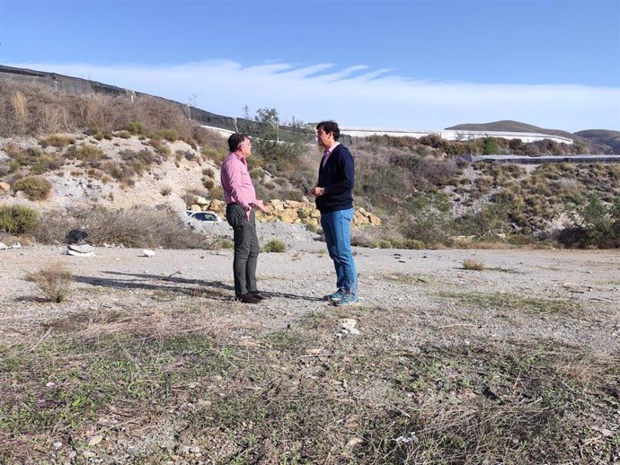 El parlamentario andaluz del Partido Popular de Almería Juan José Salvador y el alcalde de Berja, José Carlos Lupión, en el vertedero de Berja. 