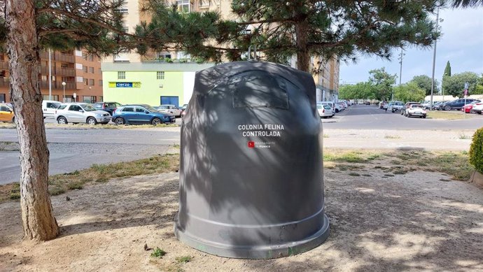 Uno de los iglús para gatos instalados por el Ayuntamiento de Huesca en una calle de la ciudad.