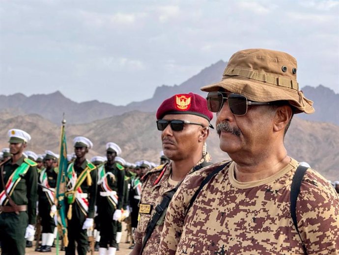 Archivo - KHARTOUM, July 31, 2024  -- General Commander of the Sudanese Armed Forces (SAF) Abdel Fattah Al-Burhan (1st R), also chairman of Sudan's Transitional Sovereign Council, attends a graduation ceremony of batches of cadets from military, air and n