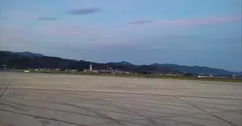 Cancelados cuatro vuelos en el aeropuerto de Bilbao y desviados otros cinco a Madrid y Barcelona por el viento