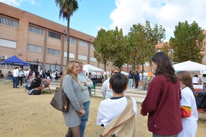 El IES Néstor Almendros de Tomares celebra la Feria de las Ciencias para "despertar interés por la innovación".