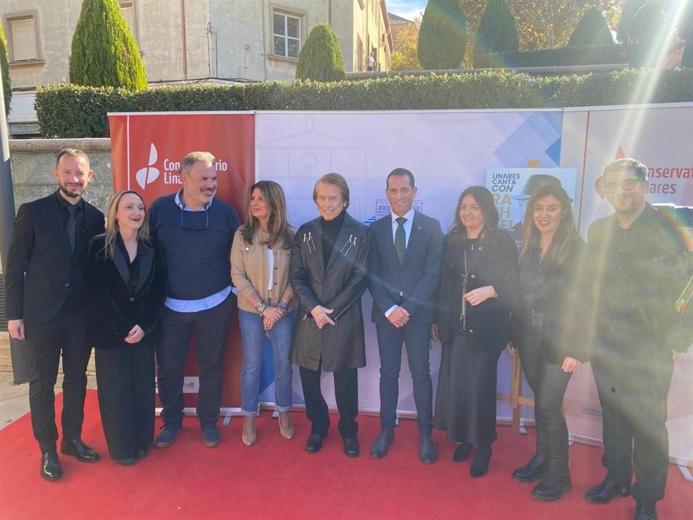 Raphael participa en la iniciativa musical 'Linares canta con Raphael'.