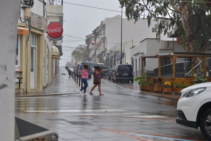 Archivo - Varias personas pasean bajo la lluvia en Frontera, El Hierro, Santa Cruz de Tenerife, Canarias (España). 