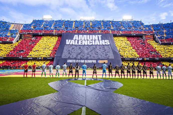 Mestalla homenajea a las víctimas de la DANA antes del Valencia-Betis