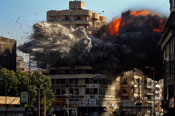 November 22, 2024, Beirut, Beirut, Lebanon: Smoke and fire burst from a building the minute an Israeli missile from an air raid hit the Chiyah area, on the outskirts of Beirut southern suburb. Israel continued its air raids across Lebanon as the country c