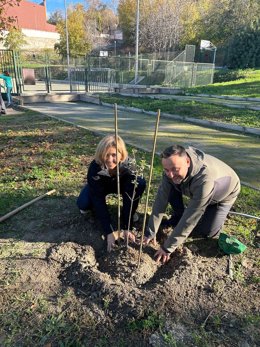 La concejala sostenibilidad, Ana Agudo y el reponsable de Huella  Verde, José María García, en la siembra en el parque de El Fargue en Granada.