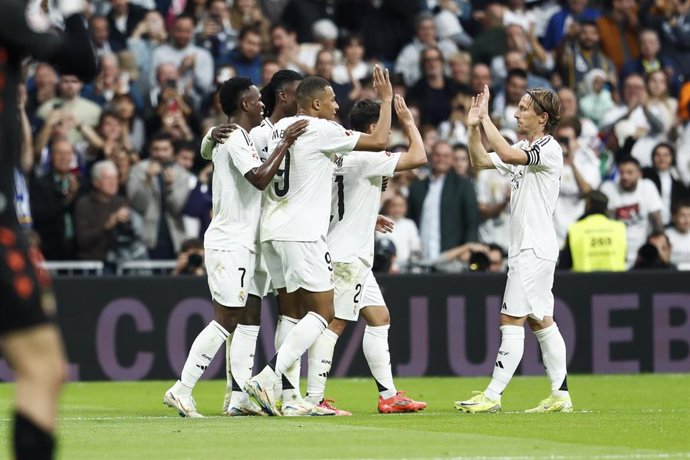 Vinícius Júnior celebra un gol junto a sus compañeros en el Real Madrid en LaLiga EA Sports 2024-2025, ante el CA Osasuna en el Santiago Bernabéu. 