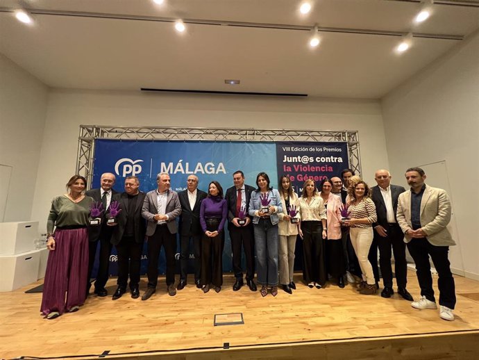 El vicesecretario de Coordinación Autonómica, Local y Análisis Electoral del PP, Elías Bendodo, y la presidenta provincial, Patricia Navarro, participan en la clausura de los premios 'Junt@s contra la violencia de género' del PP malagueño