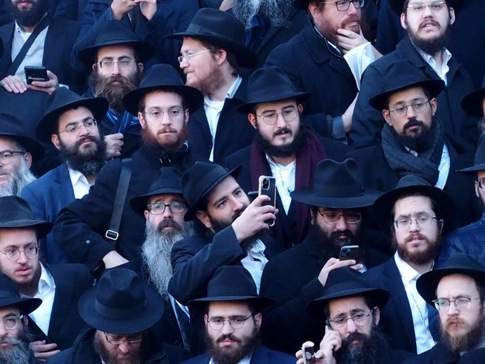 Archivo - November 12, 2023, New York, New York, USA: Brooklyn  New York.  . November 12 , 6,500 Chabad-Lubavitch Hasidic rabbinic emissaries from more than 100 countries and territories  posed for their annual group photo outside Chabad-Lubavitch Worldwi