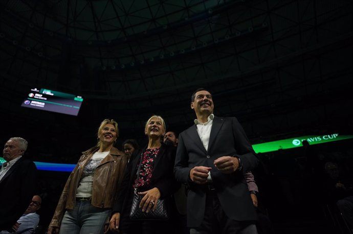 El presidente de la Junta de Andalucía, Juanma Moreno, acompañado por la consejera de Cultura y Deporte, Patricia del Pozo, y la consejera de Economía, Hacienda y Fondos Europeos, Carolina España, en la semifinal de la Copa Davis.