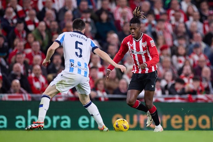 Archivo - Nico Williams of Athletic Club competes for the ball with Igor Zubeldia of Real Sociedad during the LaLiga EA Sports match between Athletic Club and Real Sociedad at San Mames on January 13, 2024, in Bilbao, Spain.