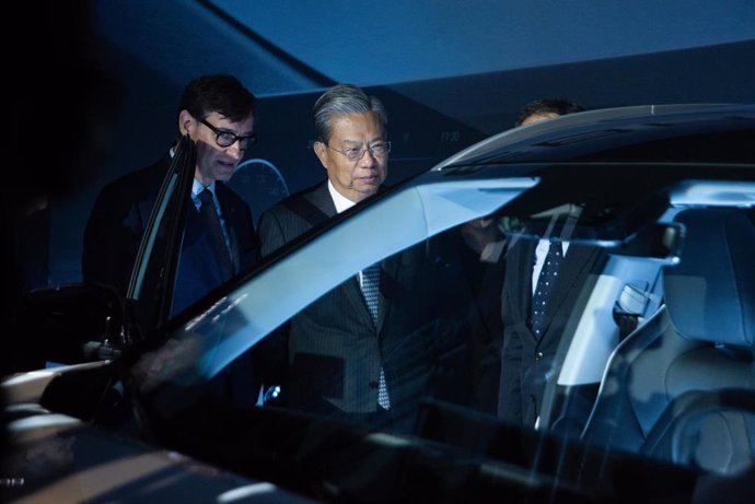 El presidente de la Generalitat, Salvador Illa, y el presidente del Comité Permanente de la Asamblea Popular Nacional China, Zhao Leji, observan el Ebro S700, el primer vehículo que se ensamblará en la planta de Ebro en la Zona Franca de Barcelona.