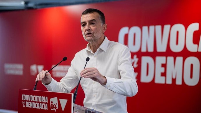 El coordinador federal de IU, Antonio Maíllo, presenta el manifiesto del proceso 'Convocatoria por la Democracia' en el Círculo de Bellas Artes de Madrid; a 23 de noviembe de 2024, en Madrid.