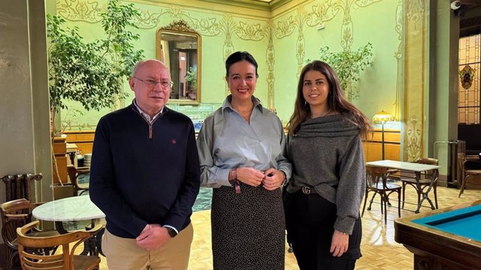 La alcaldesa de Huesca, Lorena Orduna, en el centro, junto a la concejal de Fondos Europeos, Belén Almudévar, y el concejal presidente del Círculo Oscense, Leopoldo Carranza, han anunciado la creación de un museo de la ciudad en el sótano del Casino.