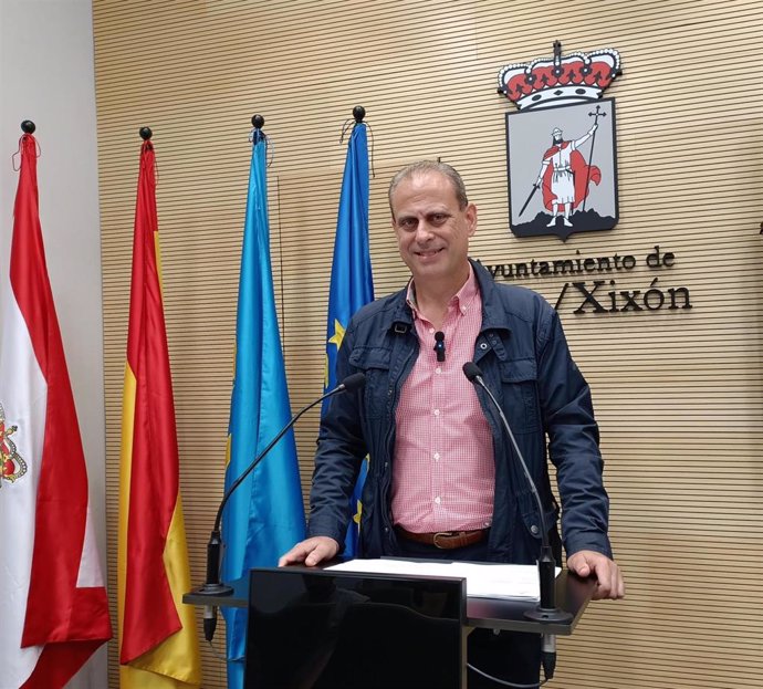 Archivo - El concejal del Grupo Municipal Socialista del Ayuntamiento de Gijón Constantino Vaquero, en rueda de prensa en el Consistorio gijonés.