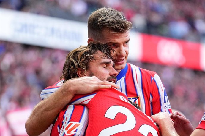 Archivo - Antoine Griezmann celebra con Alexander Sorloth un gol del Atlético de Madrid.