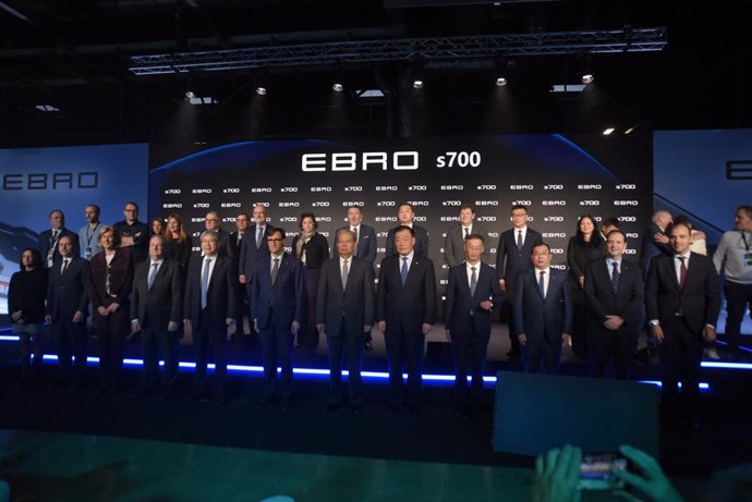 Foto de familia de las autoridades presentes en el acto oficial de inicio de la producción en la fábrica de Ebro en la Zona Franca de Barcelona.