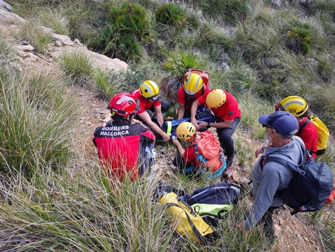 Rescatan a una mujer, de 64 años, con posible fractura de tibia y peroné, en la playa de El Caló, en Pollença