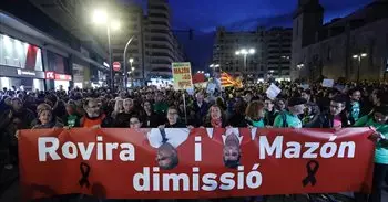 Una manifestación reclama la dimisión de Mazón y Rovira por su "nula" gestión y "olvidarse" de la educación tras la dana