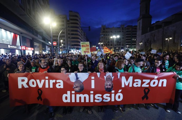 Cientos de personas durante una manifestación convocada por la Plataforma per l'Ensenyament Públic contra la gestión de la dana desde la plaza de San Agustín a la plaza de La Virgen, a 23 de noviembre de 2024, en València