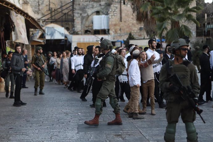 Militares israelíes y colonos en la ciudad de Hebrón 