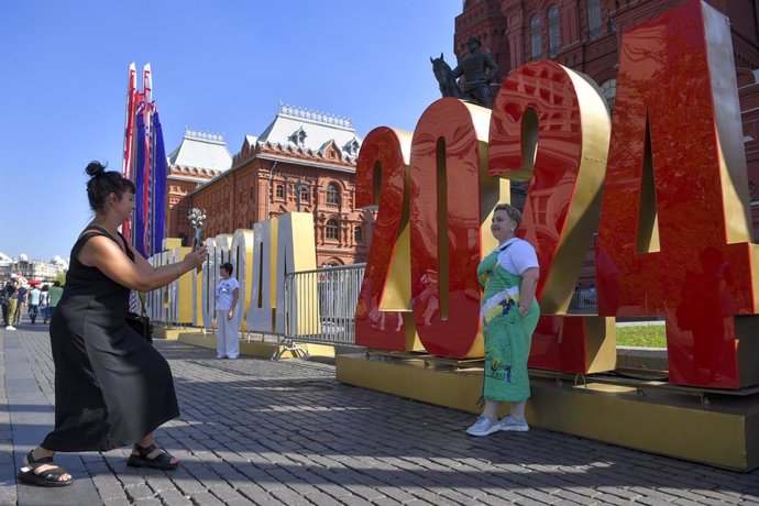 Archivo - MOSCOW, Sept. 8, 2024  -- A woman poses for photos with an installation marking Moscow's 877th founding anniversary in Moscow, Russia, Sept. 8, 2024. A series of events were held on this weekend to celebrate Moscow City Day and to mark the city'