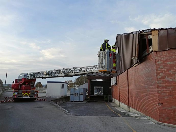 Bomberos retiran chapas en un supermercado de Laredo