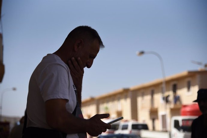 Archivo - DAMASCUS, Oct. 17, 2024  -- Haidar Abu Ali, a Lebanese refugee, reads news updates about the situation in Lebanon on his mobile phone at a displacement shelter in the countryside of Damascus, Syria, Oct. 15, 2024. TO GO WITH "Feature: Lebanese r