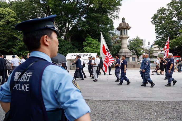 Archivo - Nacionalistas japoneses visitan el santuario de Yasukuni 