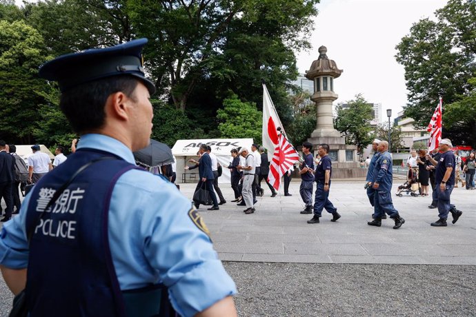 Archivo - August 15, 2024, Tokyo, Japan: Japanese nationalists holding war flags of the Imperial Japanese Army visit Tokyo's Yasukuni Shrine during the 79th anniversary of Japan's surrender in World War II. Prime Minister Fumio Kishida was not among the l