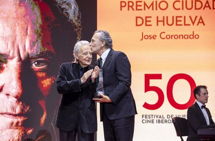 El actor Jose Coronado (derecha) y el fundador del Festival de Huelva, José Luis Ruiz.