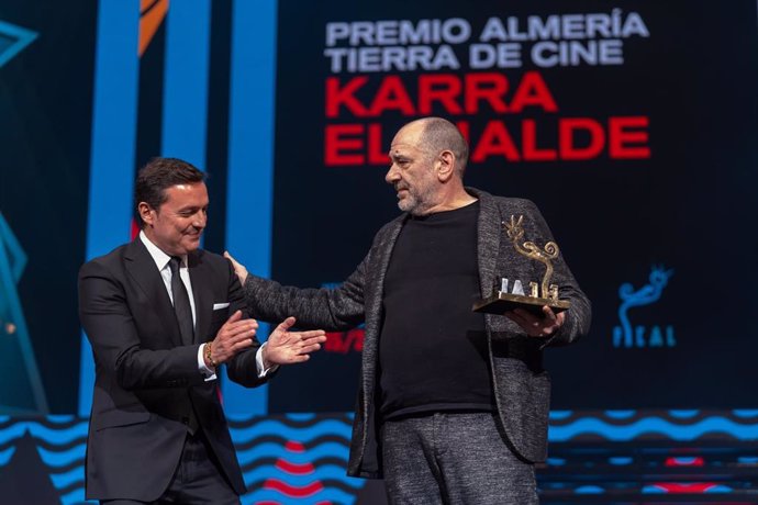 El presidente de la Diputación de Almería entrega el premio 'Almería, tierra de cine' a Karra Elejalde.