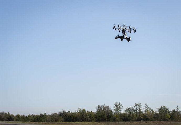 Archivo - April 4, 2022, Elgin AFB, FL, United States of America: A U.S Air Force Lift Hexa, electric, vertical takeoff and landing aircraft, hovers in the air during its first unmanned flight test via remote control at Elgin Air Force Base, April 4, 2022