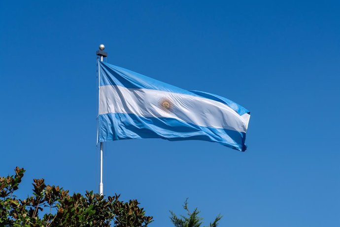 Archivo - February 28, 2024, Ciudad Evita, Buenos Aires, Argentina: The Argentine flag flying on the grounds of the Buenos Aires Argentina Temple of The Church of Jesus Christ of Latter-day Saints.