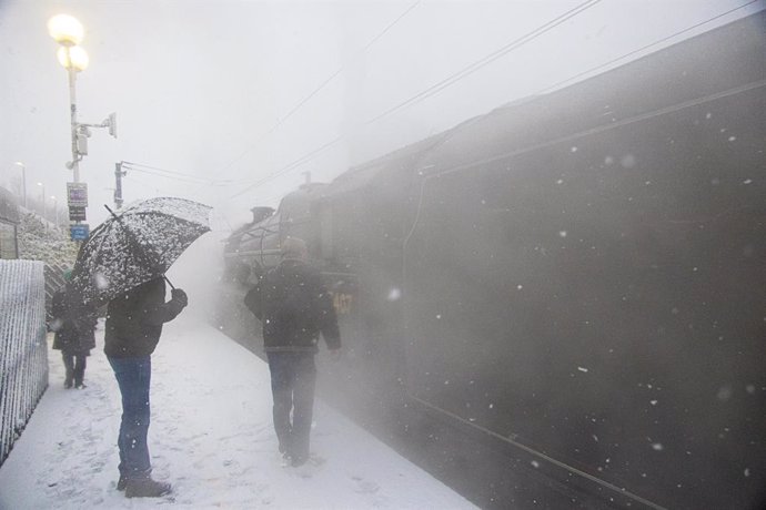 November 23, 2024: Incredible scenes as The Lancashire Fusilier steams into Durham Station in a blizzard en route to Edinburgh this morning..Where: Durham, United Kingdom.When: 23 Nov 2024.Credit: Simon Woodley/Cover Images