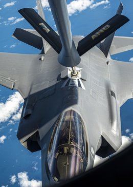 Archivo - October 10, 2024, Atlantic City, Nj, United States: A U.S. Air Force F-35A Lightning II stealth fighter aircraft with the Green Mountain Boys of the 158th Fighter Wing, refuels from a KC-135 Stratotanker aircraft, October 10, 2024 off Atlantic C