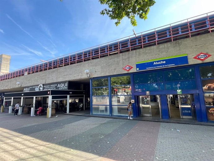 Archivo - Comercios en Metro de Madrid en la estación de Aluche