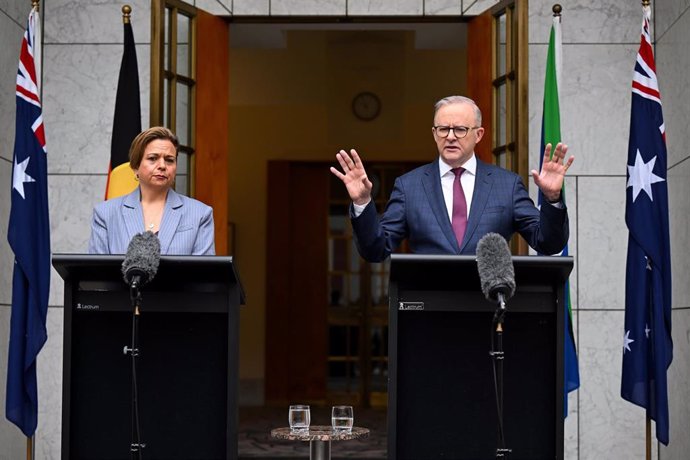 El primer ministro de Australia, Anthony Albanese, y la ministra de Comunicaciones, Michelle Rowland