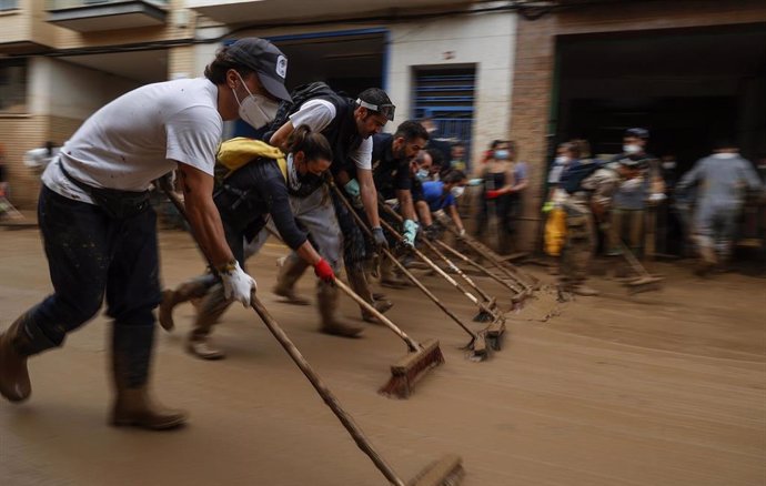 Varios voluntarios limpian calles en Masanasa, a 8 de noviembre de 2024, en Valencia