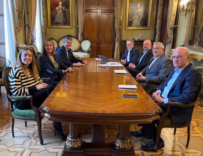 Un momento de la reunión del vicepresidente Taberna y el consejero Arasti con representantes de la Fundación Artizarra.