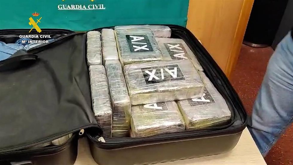 Maleta del detenido con "ladrillos" de droga