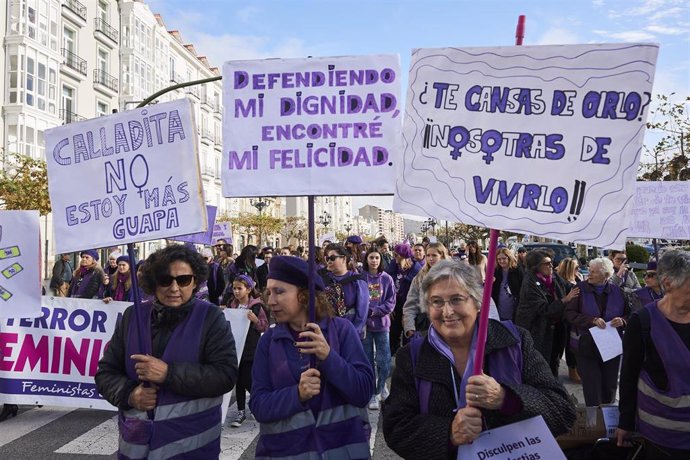 Archivo - Imagen de archivo de varias personas sujetan carteles durante una manifestación contra las violencias machistas, a 25 de noviembre de 2023.