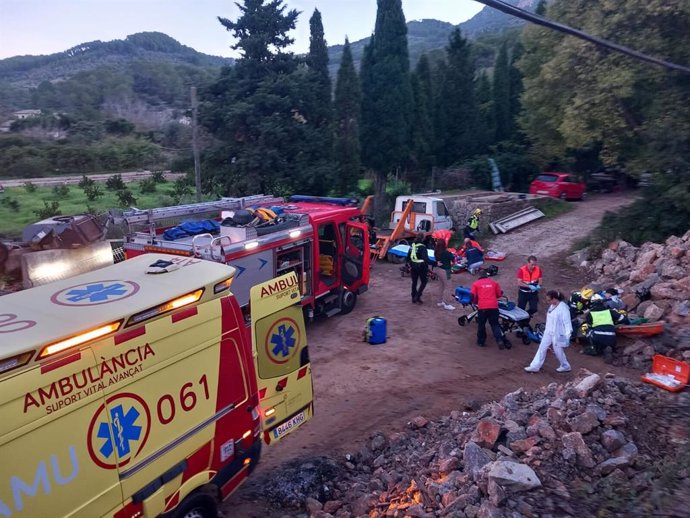 Dos motoristas resultan heridos graves tras precipitarse por un terraplén de unos cuatro metros en Sóller