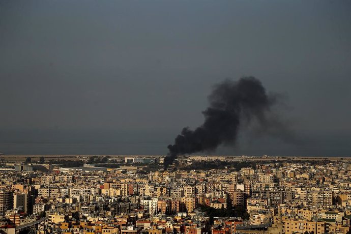 Archivo - Humo tras un bombardeo israelí en la capital de Líbano, Beirut