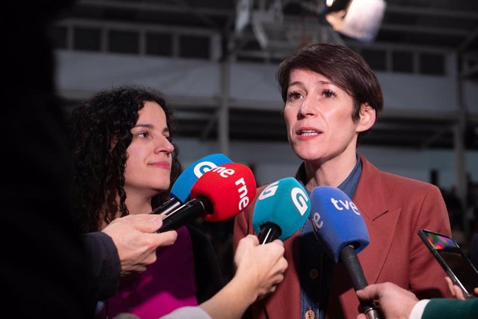 La diputada autonómica Noa Presas (i) y la actual portavoz nacional, Ana Pontón (d), atienden a los medios de comunicación, a 7 de febrero de 2024, en Ourense, Galicia.