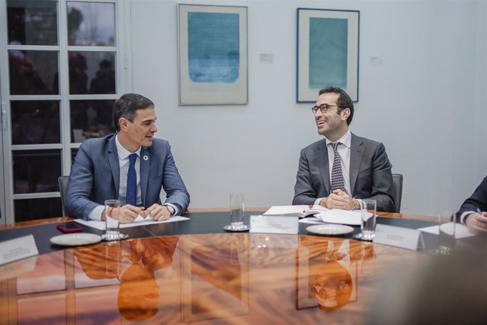 El presidente del gobierno, Pedro Sánchez y el ministro de Economía, Carlos Cuerpo.