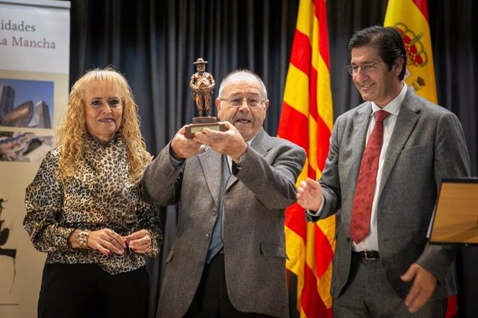 El vicepresidente segundo del Gobierno de C-LM, José Manuel Caballero, entregando un premio en Barcelona.