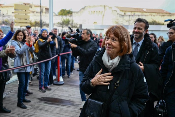 20 November 2024, France, Avignon: Sexual abuse victim Gisele Pelicot (C), arrives with one of her lawyers, Antoine Camus (2-R), at the Avignon courthouse for the trial of her former partner Dominique Pelicot, 