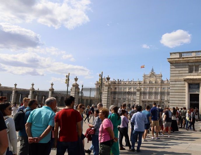 Archivo - Acceso visitantes al Palacio Real