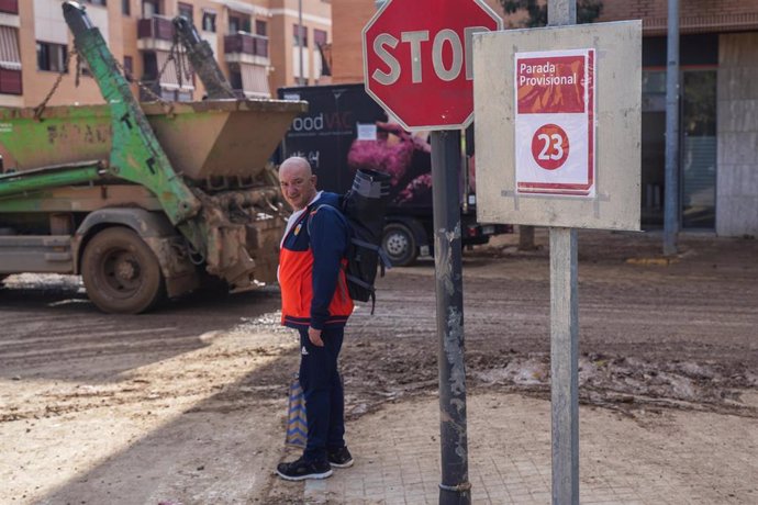 Un cartel anuncia una parada provisional de la nueva ruta de la EMT tras la DANA en Sedaví, Valencia. 